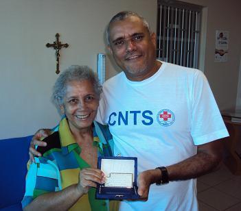 Presidente do COREN-AL entrega homenagem de Faculdade ao Presidente do Sateal