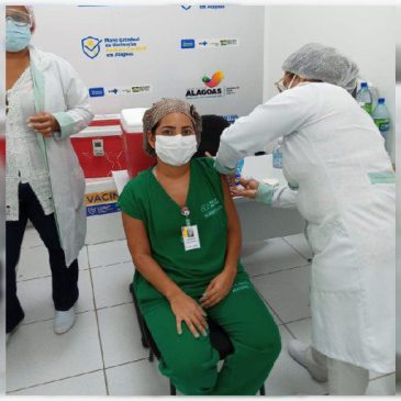 Técnica de enfermagem de Maceió que cuida de pacientes do AM já foi vacinada em Alagoas