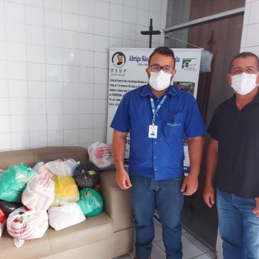 Coren-AL doa alimentos arrecadados durante ato no dia do enfermeiro