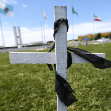 Órfãos e deixados à própria sorte: indenização não chega a famílias e vítimas da covid