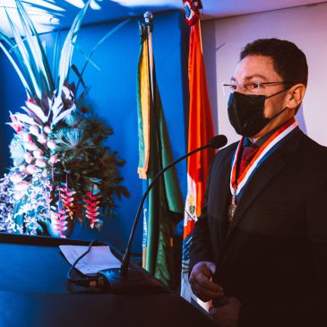 Enfermeiro recebe medalha Silvio Vianna em reconhecimento pelo trabalho frente à Covid-19