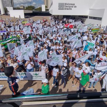 Caravanas lotam estacionamento em frente a Câmara dos Deputados