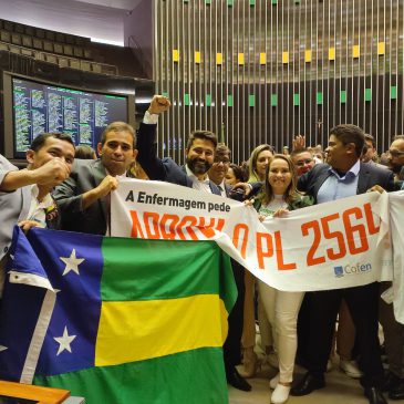 Enfermagem lota sessão solene e deputados prometem aprovação do Piso