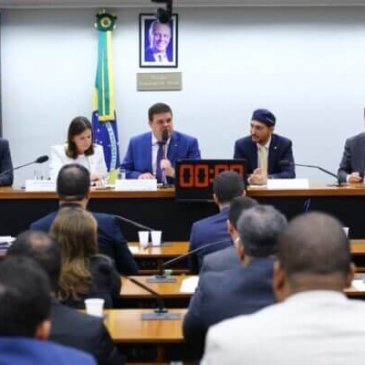 Piso da Enfermagem adia sessão plenária do Congresso Nacional